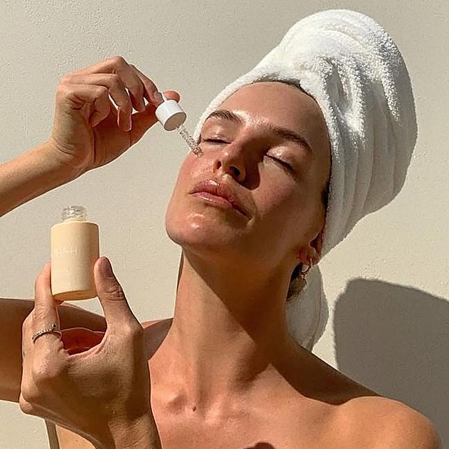 La aplicación de un sérum de vitamina C devuelve la luminosidad a la piel.